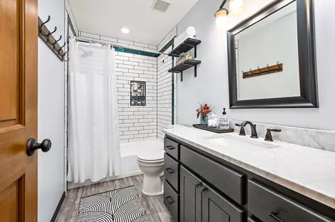 Bath - 4769 White Oak Ct, Eagan, MN 55122 photo 4 of 4