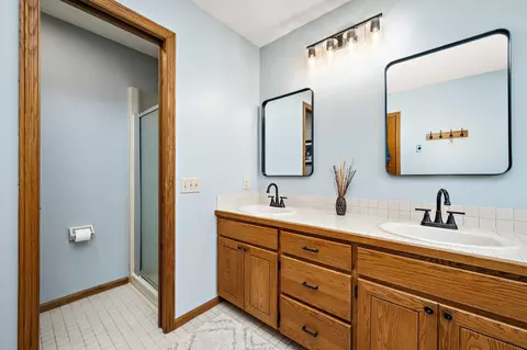 Bath - 4769 White Oak Ct, Eagan, MN 55122 photo 3 of 4