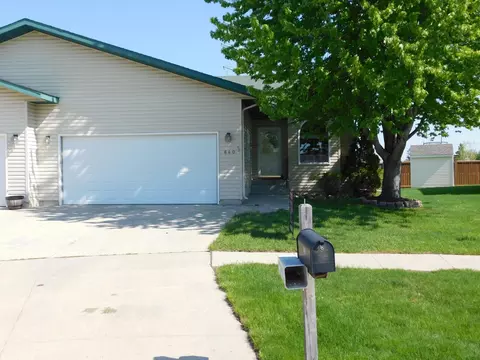 840 Lakeridge Pl, West Fargo, ND 58078