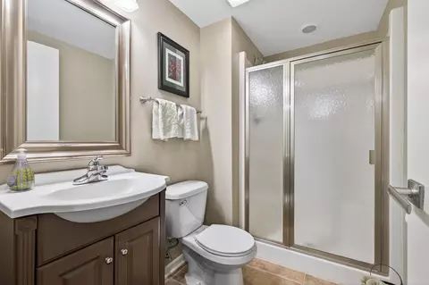 Bath - 1842 Beecher Dr, Eagan, MN 55122 photo 3 of 3