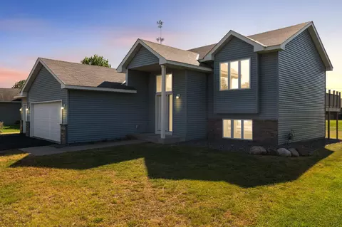 936 S Cedar St, Belle Plaine, MN 56011