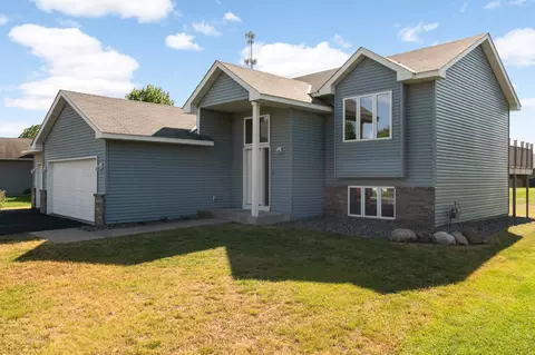 936 S Cedar St, Belle Plaine, MN 56011
