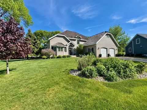 1203 Parkside Dr, Marshall, MN 56258