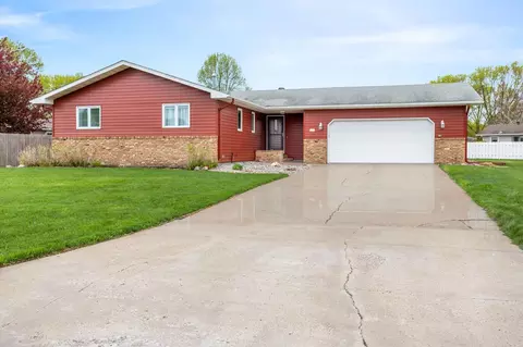 1437 E Gateway Cir S, Fargo, ND 58103