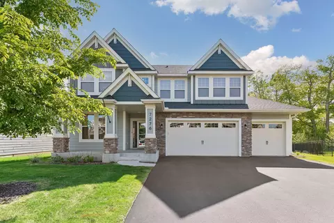 7276 Rogers Ct, Chanhassen, MN 55317