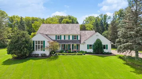 215 Hollander Rd, Wayzata, MN 55391