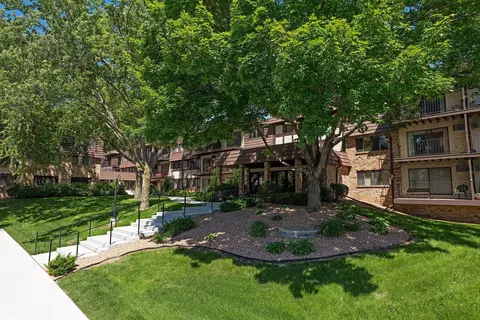 205 Barry Ave S #320, Wayzata, MN 55391