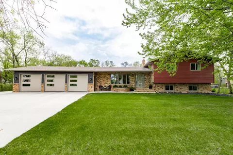 7708 Aquarius Dr, Fargo, ND 58104