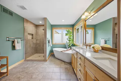 Bath - 692 Shelerud Dr, Eagan, MN 55123 photo 2 of 6