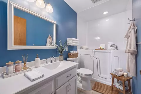 Bath - 804 Ivy Ln, Eagan, MN 55123 photo 1 of 2