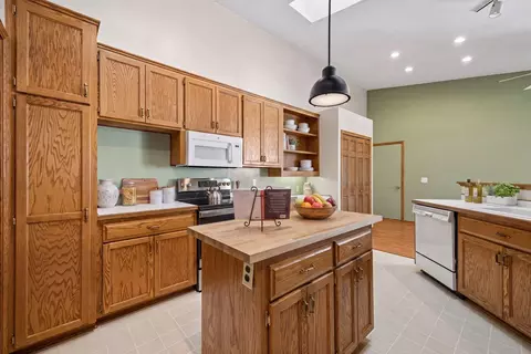 Kitchen - 804 Ivy Ln, Eagan, MN 55123 photo 2 of 2