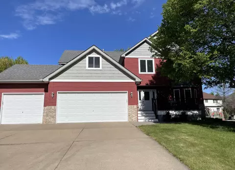 1165 Berwick Ln, Mahtomedi, MN 55115