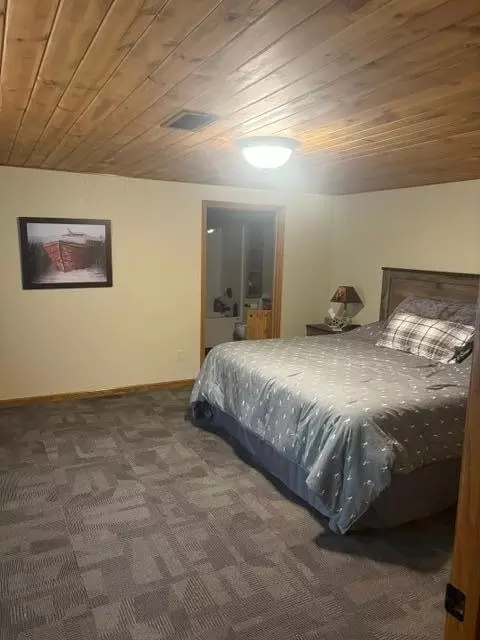 Bedroom - 940 Maple Crest Dr NW, Hackensack, MN 56452 photo 6 of 8