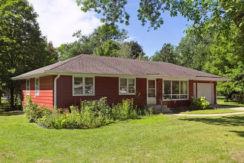 8 Central Ln, Northfield, MN 55057
