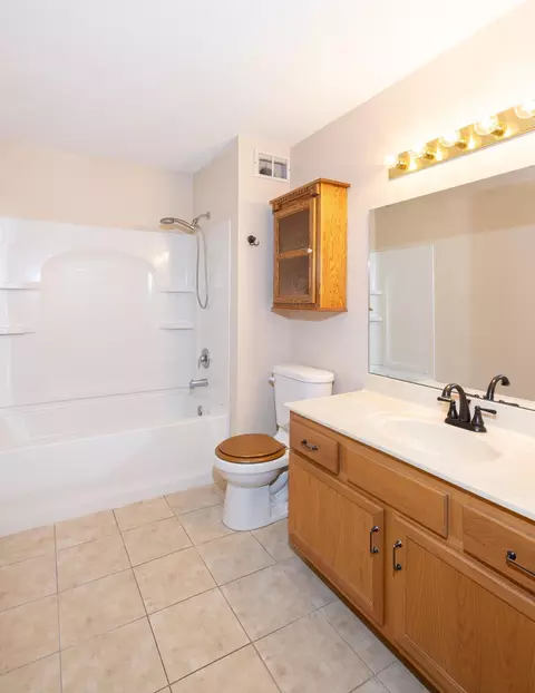 Bath - 4780 10th Ave S, Fargo, ND 58103 photo 1 of 2