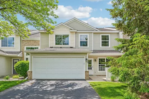 2744 Wagon Wheel Trl, Chaska, MN 55318