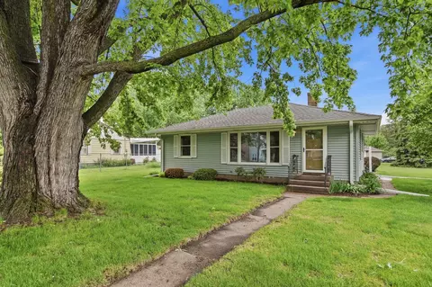1015 Dionne St, Roseville, MN 55113