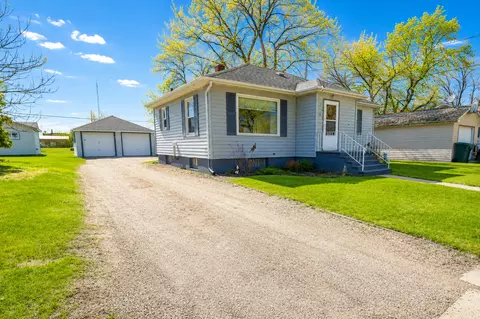 15 2nd St SE, Hillsboro, ND 58045