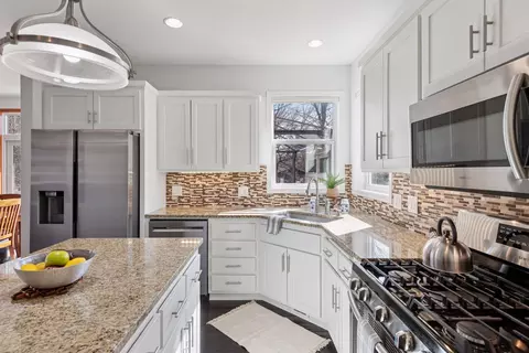 2536 N Saunders Lake Dr, Minnetrista, MN 55364
