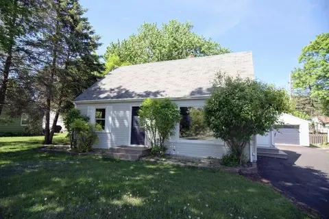 1051 Burke Ave W, Roseville, MN 55113
