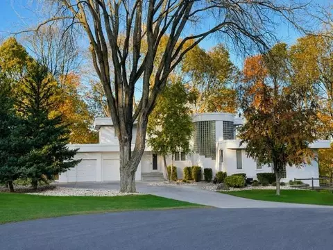 317 Meadow Woods Dr, Mankato, MN 56001