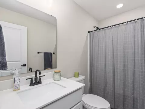 Bath - 4876 Avery Ct, Eagan, MN 55123 photo 4 of 4