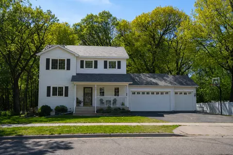 615 Oakwood Dr, Saint Cloud, MN 56304