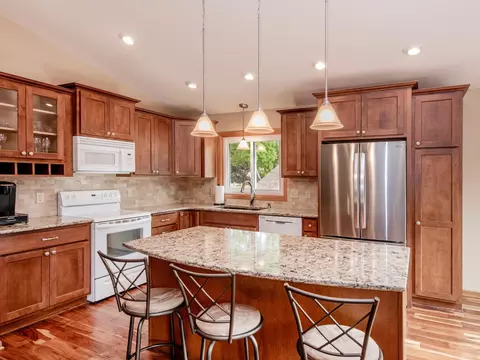 9385 Jasmine Ave S, Cottage Grove, MN 55016