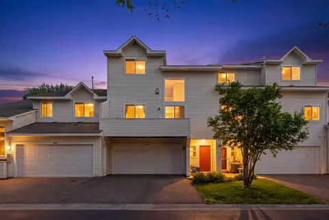 8982 Sawgrass Gln, Maple Grove, MN 55311