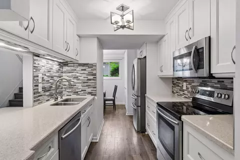 47 River Woods Ln, Burnsville, MN 55337