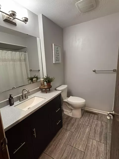 Bath - 1609 Gateway Dr, Albert Lea, MN 56007 photo 1 of 2
