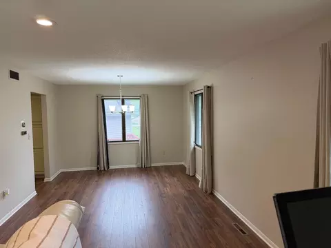 Living - 1609 Gateway Dr, Albert Lea, MN 56007 photo 3 of 4