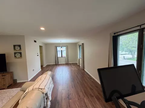 Living - 1609 Gateway Dr, Albert Lea, MN 56007 photo 2 of 4