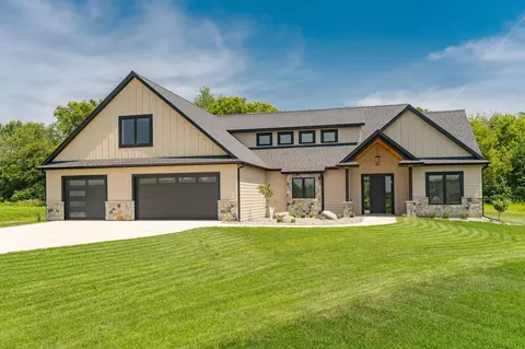 7414 Skyward Ln NW, Rochester, MN 55901