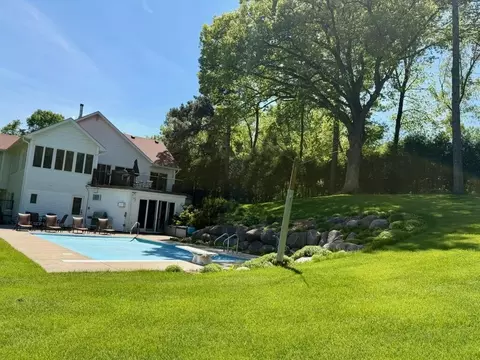 13920 Mcginty Rd E, Hopkins, MN 55305