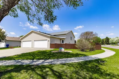 2901 Dakota Park Cir S, Fargo, ND 58104