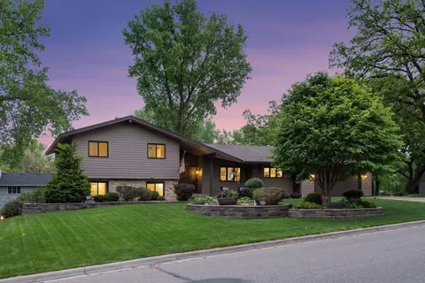 10110 Oak Shore Dr, Lakeville, MN 55044