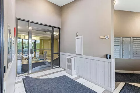 Entry Way - 1700 Four Oaks Rd #331, Eagan, MN 55121 photo 2 of 3