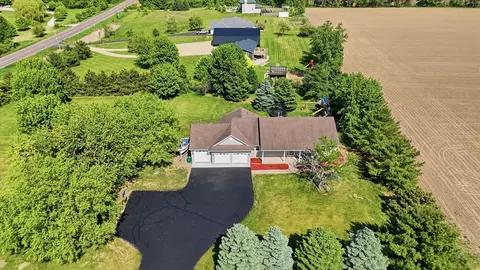 545 Kreuziger Rd, Roberts, WI 54023