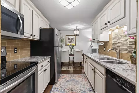 215 Barry Ave S #216, Wayzata, MN 55391