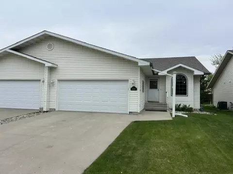 816 Lakeridge Pl, West Fargo, ND 58078