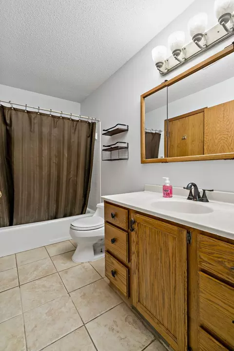 Bath - 979 Pointe Way, Eagan, MN 55123 photo 1 of 2