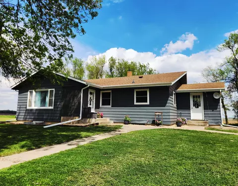 1055 141st St, Pipestone, MN 56164