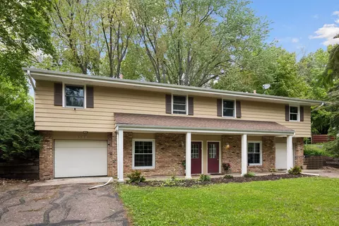 5570 5580 Shorewood Ln, Excelsior, MN 55331