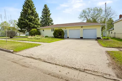 404 Wadge Ave S, Park River, ND 58270