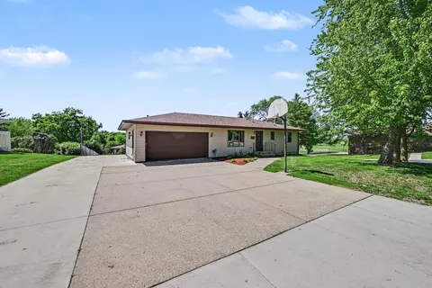 810 Hillcrest Dr, Montgomery, MN 56069