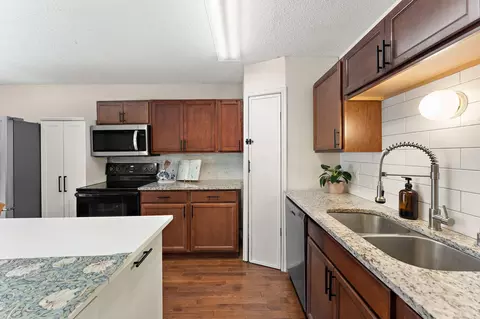 Kitchen - 4513 Scott Trl, Eagan, MN 55122 photo 5 of 6