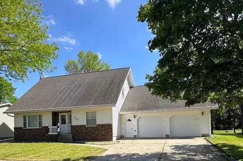 1216 Parkside Dr, Marshall, MN 56258