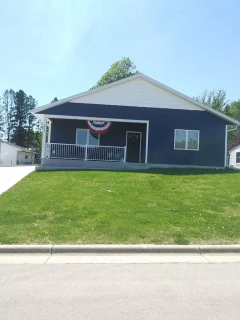 Exterior - 916 E Main St, Caledonia, MN 55921 photo 3 of 4