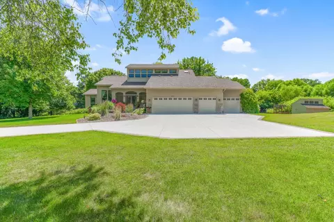 8141 Maplewood Ter, Chanhassen, MN 55317